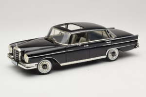 Mercedes 300 SE W112 Black Metallic Revell 1:18 08910 Fém