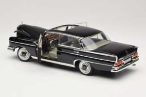Mercedes 300 SE W112 Black Metallic Revell 1:18 08910 Fém – 5. kép a 8-ből