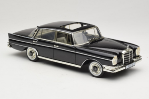 Mercedes 300 SE W112 Black Metallic Revell 1:18 08910 Fém – 6. kép a 8-ből