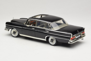 Mercedes 300 SE W112 Black Metallic Revell 1:18 08910 Fém – 7. kép a 8-ből