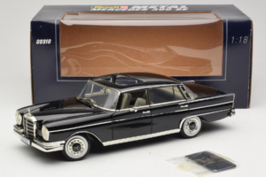 Mercedes 300 SE W112 Black Metallic Revell 1:18 08910 Fém – 8. kép a 8-ből
