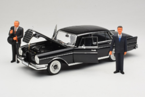Mercedes 300 SE Fekete Figurákkal Revell 1:18 9050 Fém – 2. kép a 9-ből