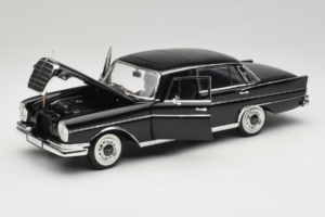 Mercedes 300 SE Fekete Figurákkal Revell 1:18 9050 Fém – 3. kép a 9-ből
