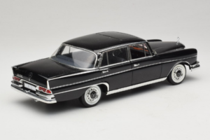 Mercedes 300 SE Fekete Figurákkal Revell 1:18 9050 Fém – 4. kép a 9-ből