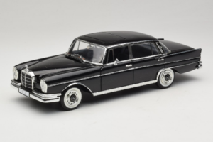 Mercedes 300 SE Fekete Figurákkal Revell 1:18 9050 Fém