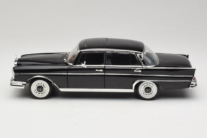 Mercedes 300 SE Fekete Figurákkal Revell 1:18 9050 Fém – 5. kép a 9-ből