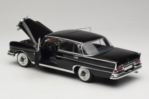 Mercedes 300 SE Fekete Figurákkal Revell 1:18 9050 Fém – 6. kép a 9-ből