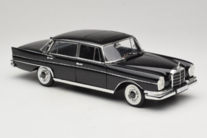 Mercedes 300 SE Fekete Figurákkal Revell 1:18 9050 Fém – 7. kép a 9-ből