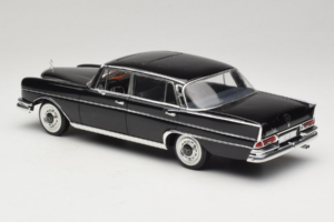 Mercedes 300 SE Fekete Figurákkal Revell 1:18 9050 Fém – 8. kép a 9-ből