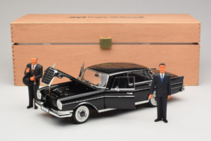 Mercedes 300 SE Fekete Figurákkal Revell 1:18 9050 Fém – 9. kép a 9-ből