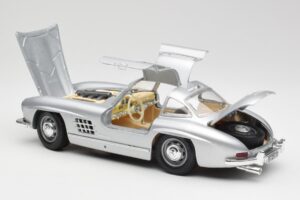 Mercedes 300 SL Ezüst Bburago 1:18 3013 Fém – 5. kép a 8-ből