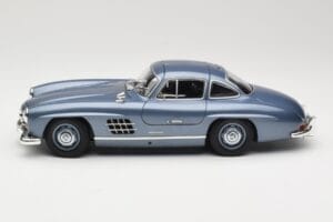 Mercedes 300 SL W198 Gullwing Light Blue Metallic Minichamps 1:18 110037220 Fém – 4. kép a 8-ből
