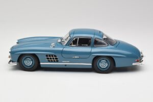 Mercedes 300 SL W198 Világoskék Minichamps 1:18 180039007 Fém – 4. kép a 8-ből