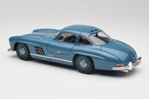 Mercedes 300 SL W198 Világoskék Minichamps 1:18 180039007 Fém – 7. kép a 8-ből