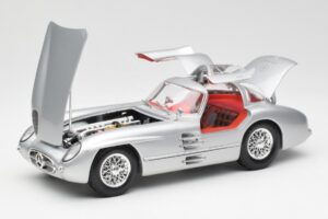 Mercedes 300 SLR Uhlenhaut Coupe Ezüst Maisto 1:18 536898 Fém – 2. kép a 8-ből
