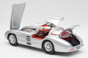 Mercedes 300 SLR Uhlenhaut Coupe Ezüst Maisto 1:18 536898 Fém – 5. kép a 8-ből