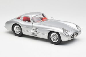 Mercedes 300 SLR Uhlenhaut Coupe Ezüst Maisto 1:18 536898 Fém – 6. kép a 8-ből