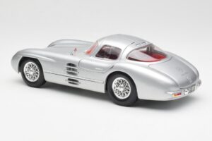Mercedes 300 SLR Uhlenhaut Coupe Ezüst Maisto 1:18 536898 Fém – 7. kép a 8-ből