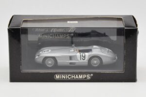 Mercedes 300 SLR #19 J.M. Fangio / S. Moss 24 Hours of Le Mans 1955 Minichamps 1:43 B66040253 Fém – 4. kép a 4-ből