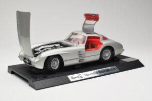Mercedes 300 SLR Ezüst Revell 1:12 08851 Fém – 2. kép a 8-ből
