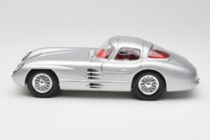 Mercedes 300 SLR Uhlenhaut Coupe Ezüst Maisto 1:18 36898 Fém – 4. kép a 8-ből