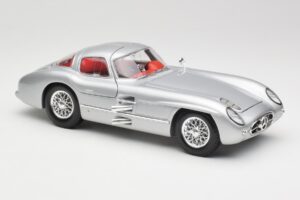 Mercedes 300 SLR Uhlenhaut Coupe Ezüst Maisto 1:18 36898 Fém – 6. kép a 8-ből