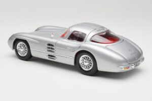 Mercedes 300 SLR Uhlenhaut Coupe Ezüst Maisto 1:18 36898 Fém – 7. kép a 8-ből