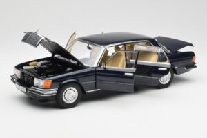 Mercedes 450 SEL 6.9 W116 Sötétkék Revell 1:18 8956 Fém – 2. kép a 8-ből