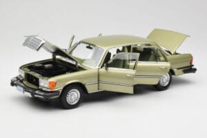 Mercedes 450 SEL W116 J.R. Ewing Dallas Ezüstzöld Norev 1:18 183975 Fém – 2. kép a 8-ből