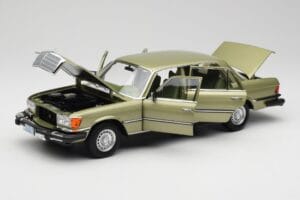 Mercedes 450 SEL W116 J.R. Ewing Dallas Ezüstzöld Norev 1:18 183975 Fém – 3. kép a 8-ből
