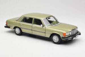 Mercedes 450 SEL W116 J.R. Ewing Dallas Ezüstzöld Norev 1:18 183975 Fém – 4. kép a 8-ből