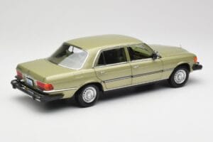 Mercedes 450 SEL W116 J.R. Ewing Dallas Ezüstzöld Norev 1:18 183975 Fém – 5. kép a 8-ből