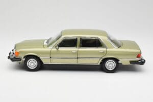 Mercedes 450 SEL W116 J.R. Ewing Dallas Ezüstzöld Norev 1:18 183975 Fém – 7. kép a 8-ből