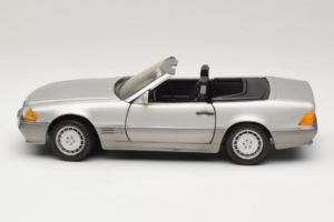 Mercedes SL 500 R129 Ezüst Revell 1:18 8801-P1 Fém – 4. kép a 8-ből