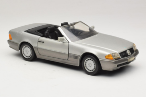Mercedes SL 500 R129 Ezüst Revell 1:18 8801-P1 Fém – 6. kép a 8-ből