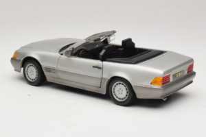 Mercedes SL 500 R129 Ezüst Revell 1:18 8801-P1 Fém – 7. kép a 8-ből