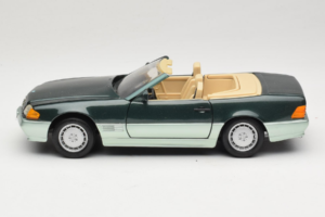 Mercedes 500 SL R129 Ezüstzöld Revell 1:18 8802 Fém – 4. kép a 8-ből