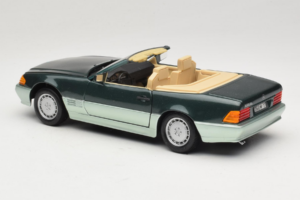 Mercedes 500 SL R129 Ezüstzöld Revell 1:18 8802 Fém – 7. kép a 8-ből