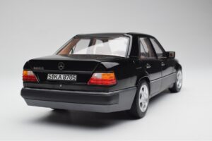 Mercedes 500E W124 Fekete Limitált Kiadás Norev 1:18 183949 Fém – 10. kép a 12-ből