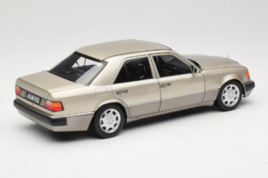 Mercedes 500E W124 Smoke Silver Kereskedői Kiadás Norev 1:18 B66040724 Fém – 3. kép a 8-ből