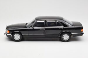 Mercedes 560 SEL W126 Fekete Dealer Kiadás Norev 1:18 B66040599 Fém – 4. kép a 8-ből