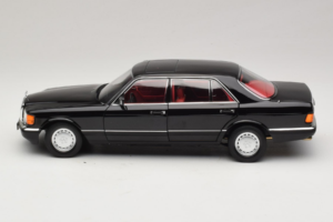Mercedes 560 SEL W126 Fekete Piros Belső Térrel Norev 1:18 183788 Fém – 3. kép a 8-ből
