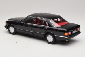Mercedes 560 SEL W126 Fekete Piros Belső Térrel Norev 1:18 183788 Fém – 4. kép a 8-ből