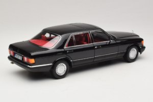 Mercedes 560 SEL W126 Fekete Piros Belső Térrel Norev 1:18 183788 Fém – 5. kép a 8-ből