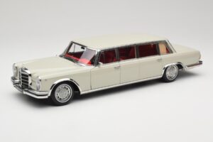Mercedes 600 Pullman W100 Világosszürke NZG 1:18 B66040708 Fém