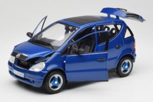 Mercedes A-Class W168 Sötétkék Maisto 1:18 B66005219 Fém – 2. kép a 8-ből