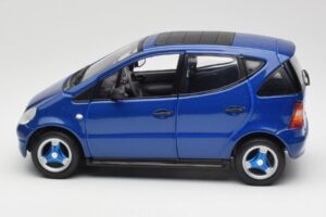 Mercedes A-Class W168 Sötétkék Maisto 1:18 B66005219 Fém – 4. kép a 8-ből
