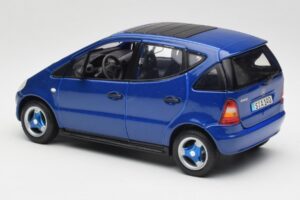 Mercedes A-Class W168 Sötétkék Maisto 1:18 B66005219 Fém – 7. kép a 8-ből