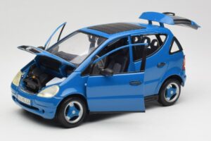 Mercedes A-Class W168 Világoskék Maisto 1:18 37800-M5 Fém – 2. kép a 8-ből
