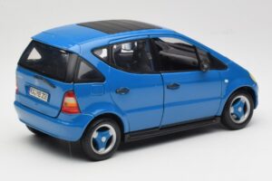 Mercedes A-Class W168 Világoskék Maisto 1:18 37800-M5 Fém – 3. kép a 8-ből